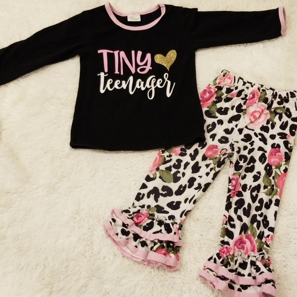 🎉 Tiny Teenager 2pc in size small